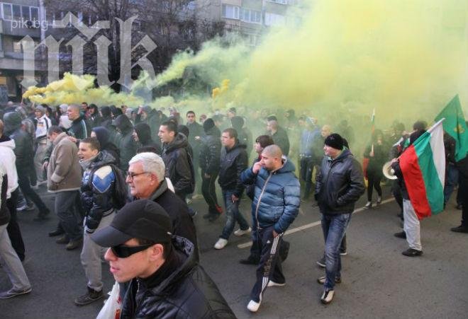 Кръв в Пловдив! Бой между полиция и протестиращи! Трима са ранени! (снимки и видео) Кръв в Пловдив! Бой между полиция и протестиращи! Трима са ранени! (снимки и видео)