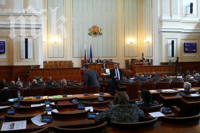 Отцепниците от ГЕРБ и депутатът на Бареков не подкрепиха вота на недоверие срещу Орешарски 