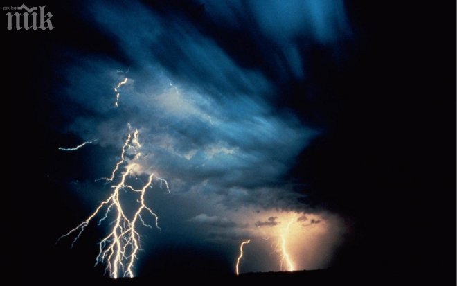 Лошото време взе две жертви в Англия! Около 130 хил. домакинства са без ток!