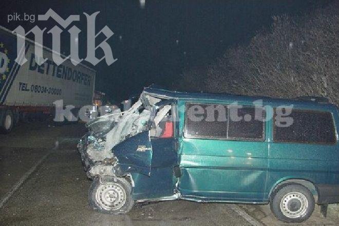 Снимки от зверската катастрофа, в която загинаха пет души 
