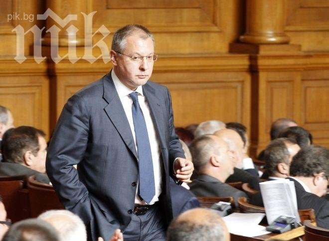 Станишев бяга от отговори за троловете, дори и хубавите репортерки в парламента не могат да го изкушат