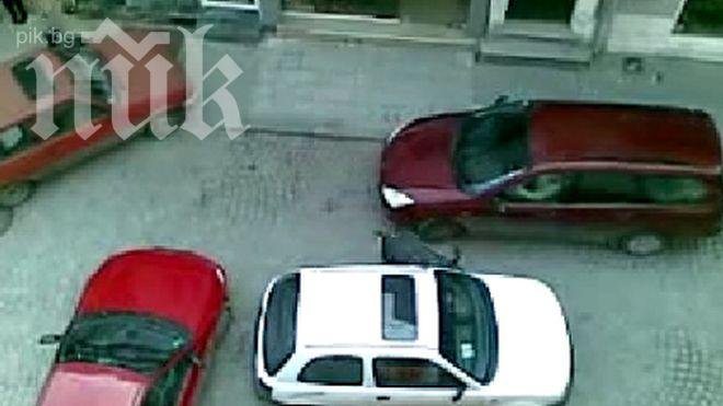 Смях до скъсване! Три жени се срещат зад воланите на три коли! Уникални маневри (видео)