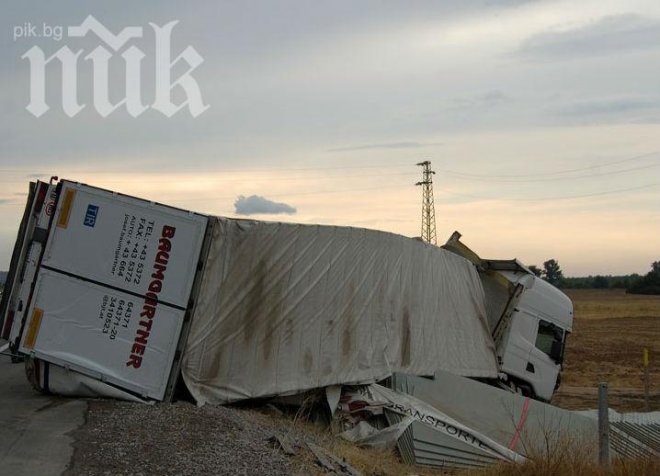 Трима мъже и две жени са издъхнали при зверската катастрофа до ломско село