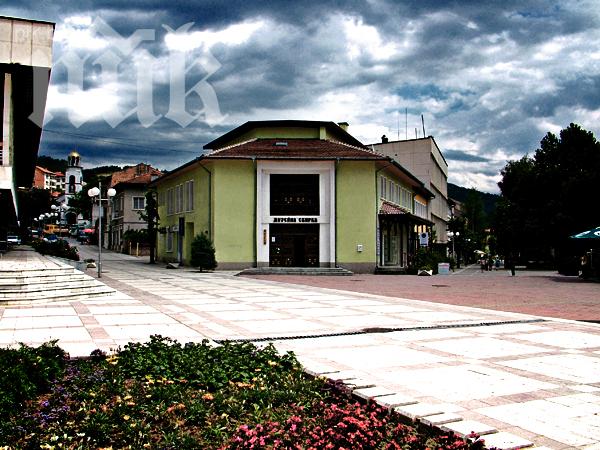 Мъж потроши статуята пред музея в Девин