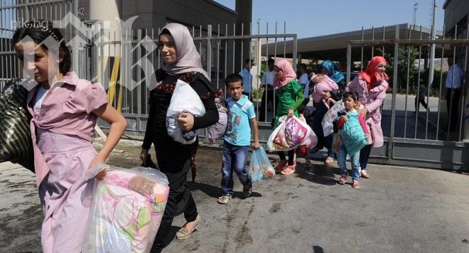 Похотлив бежанец размаха члена си пред 16-годишни ученички! Поиска си секс в центъра на Харманли