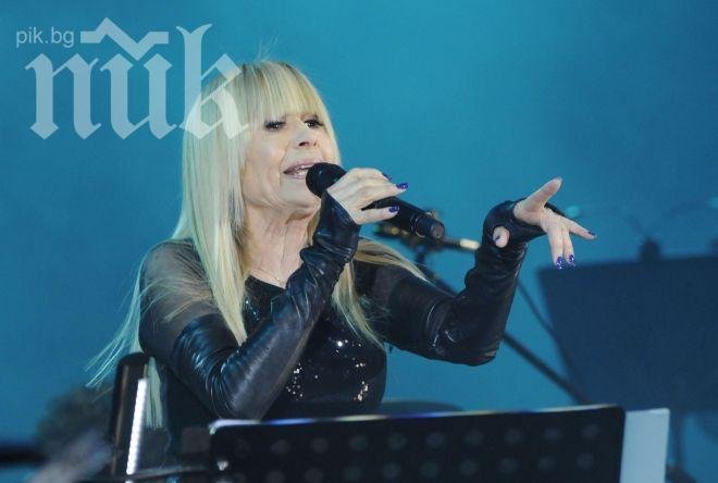 Само в ПИК! Лили на успокоителни преди концерта, отвори Операта в 6 часа сутринта
