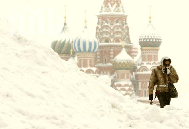 Самолет се приземи аварийно в Москва