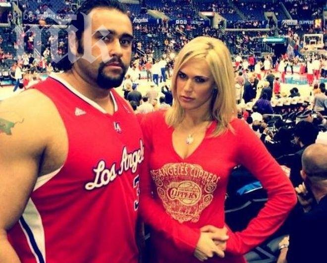 Български кечист позира със сексапилна рускиня на мач от НБА (снимка)