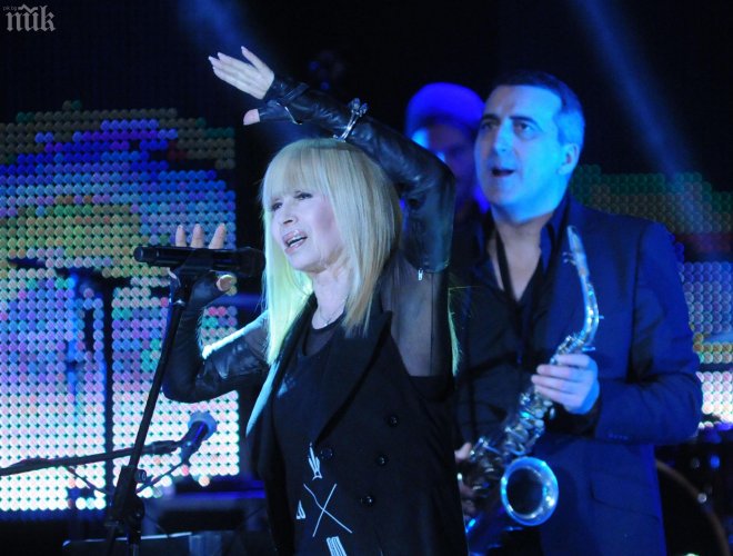 Цветанов и Фандъкова на крака пред Лили Иванова 