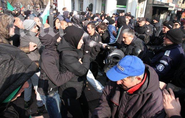 Подпалиха Джамията в Пловдив! Изпочупиха прозорците!