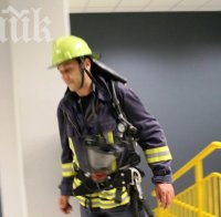 Пожарникари и полицаи спасяват затрупан работник в Кърджали