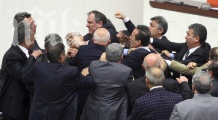 турския парламент стигна бой заради спорен закон