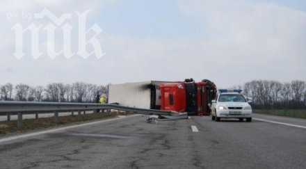 камион обърна магистрала хемус снимка