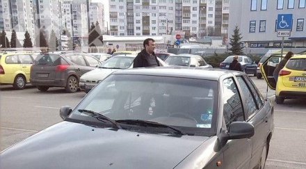наглост полицай паркира инвалиди