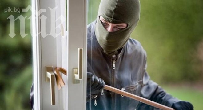 Крадците замениха шперца с дебитната карта