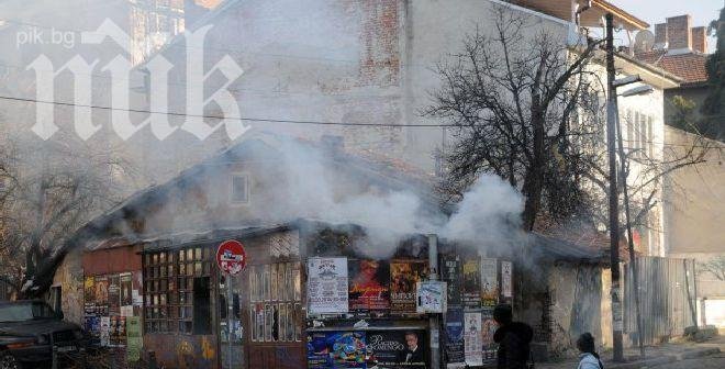 Изоставен имот горя в София
