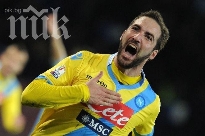 Наполи преодоля лесно Сасуоло, Игуаин с болки в кръста