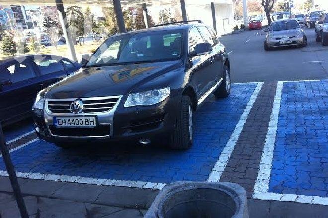 Поредният наглец! Служител на АЕЦ Козлодуй се настани на място за инвалиди пред Билла (снимки)