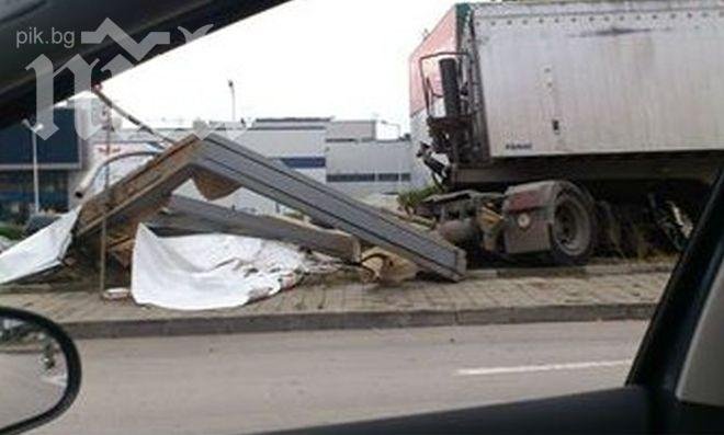 Автомобил се заби в ТИР край Сандански