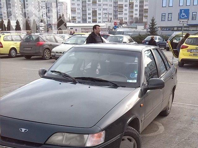 Наглост! Полицай паркира на място за инвалиди