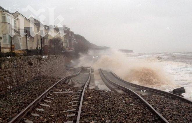 Бурите във Великобритания отнеха живота на 2 души