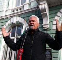 Екшън до паметника на Левски! Протестиращи викат 