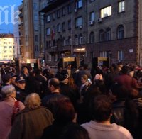 Полицията се подчини на Сидеров - за 3 минути избута протестиращите около паметника на Левски