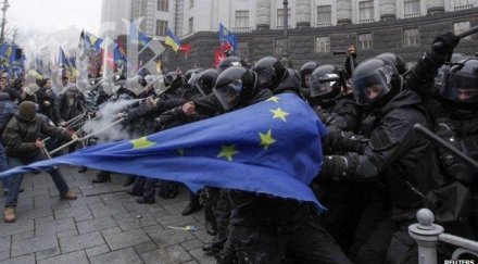 напрежението киев отново ескалира трима демонстранти загинаха сблъсъци майдана видео