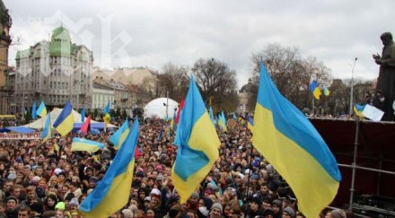 демонстранти превзеха сградата мвр лвов изнасят документи оборудване