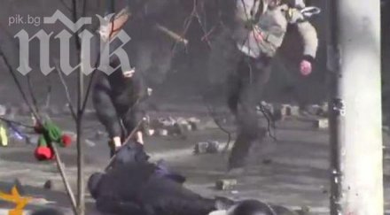 демонстранти убиват полицай украйна потъна кръв разтърсващо видео