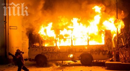 разярени украинци потрошиха подпалиха автобус войници пътуващ киев