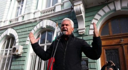 екшън паметника левски протестиращи викат волен ку*во сидеров зове полицията помощ видео