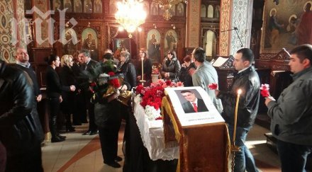 хиляди изпратиха димчо михалевски първанов миков депутати кметове положиха цветя снимки видео