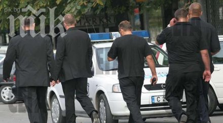 бургазлийка тероризира наематели плаши мутри