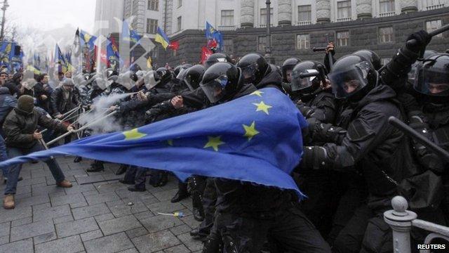 Напрежението в Киев отново ескалира! Трима демонстранти загинаха при сблъсъци на Майдана (видео)