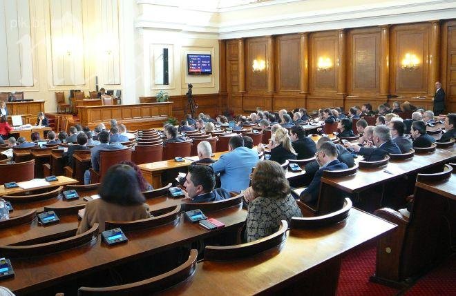 Атака пак спаси БСП и ДПС, властта остава, засега (допълнена)