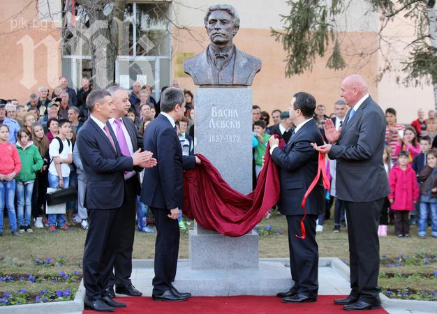 Откриха бюст на Левски в сръбския Димитровград (снимки)