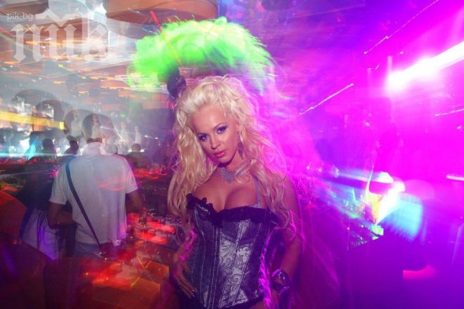 5 бона лапнала несебърската Кукла Барби, за да се съблече в секси клип