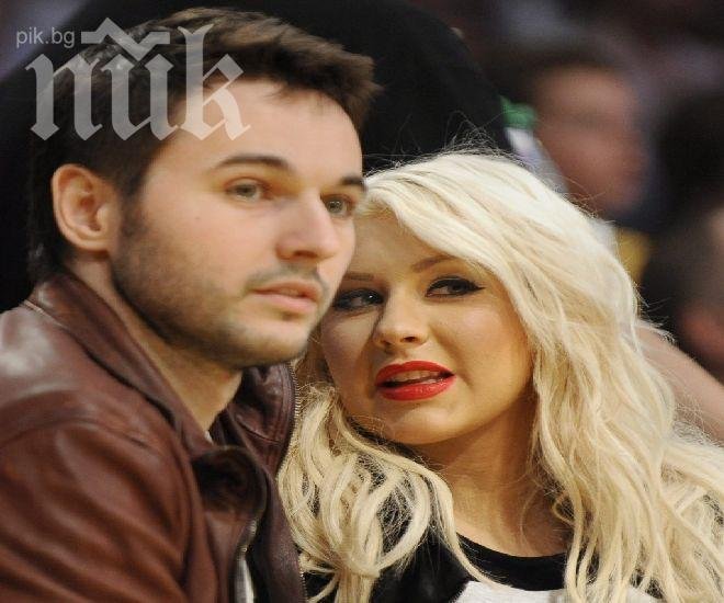 Кристина Агилера се сгоди