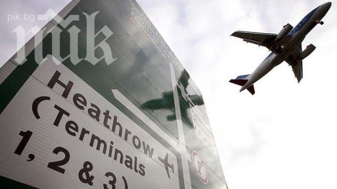 В САЩ самолет Боинг 737 попадна в зона на силна турболенция, има пострадали