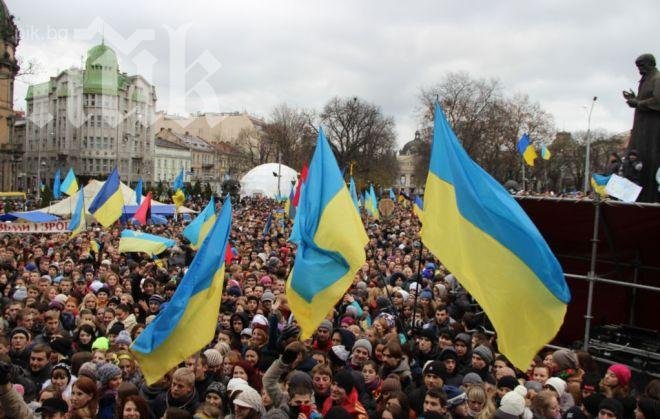 Демонстранти превзеха сградата на МВР в Лвов, изнасят документи и оборудване