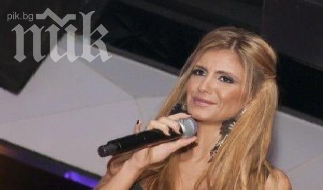 Анелия пак се гушна с Гъмзата