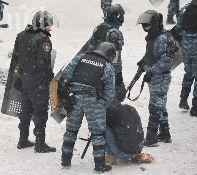 Убиха двама млади демонстранти в украинския град Хмелницки