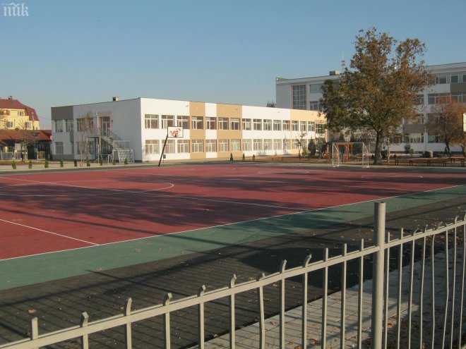 Отново скандал заради сградата на Класическата гимназия! Учители плашат с оставки