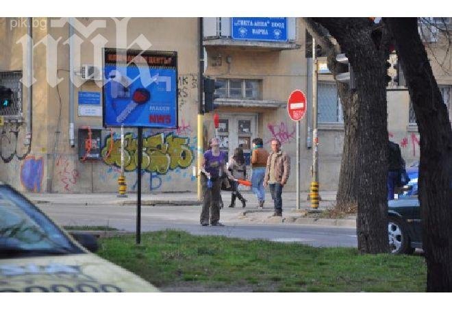 Жонгльорка събра погледите на шофьорите на оживено кръстовище във Варна (снимки)