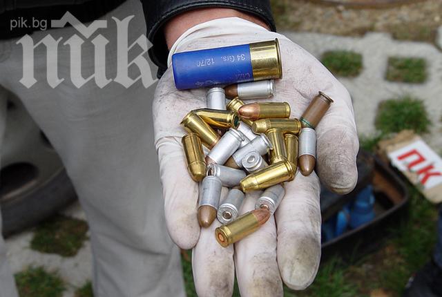 Млад мъж къта боен арсенал в дома си, задържаха го