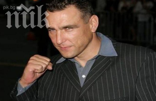 Вини Джоунс вместо Киану Рийвс в „Къртицата”
