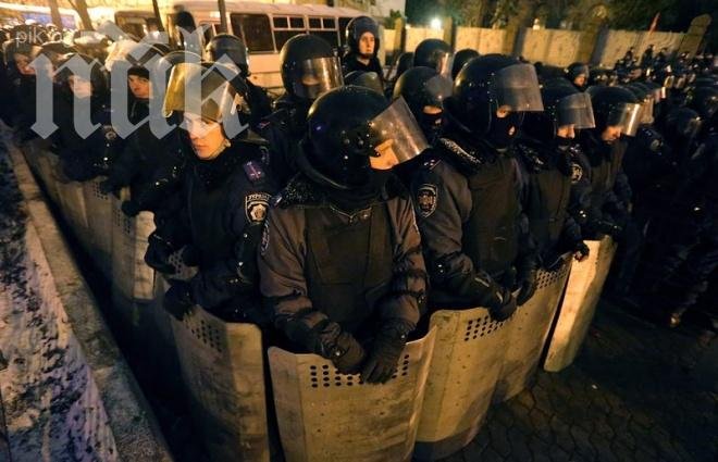 Четвърти полицай загина при сблъсъците в Киев