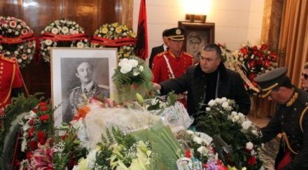 албанците погребаха крал зогу