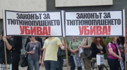 ресторантьори окупират парламента заради забраната пушене